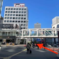 バスタ南口を正面にして、横断歩道を渡り右手に進む